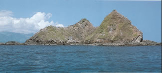 Ballena Island is composed of layers of sandstone and luttie.